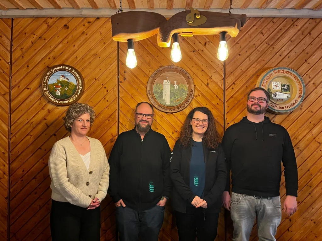 Vorstandschaft des Fördervereins 2026 Vorstandschaft des Fördervereins – 4 Personen vor einer Holzwand