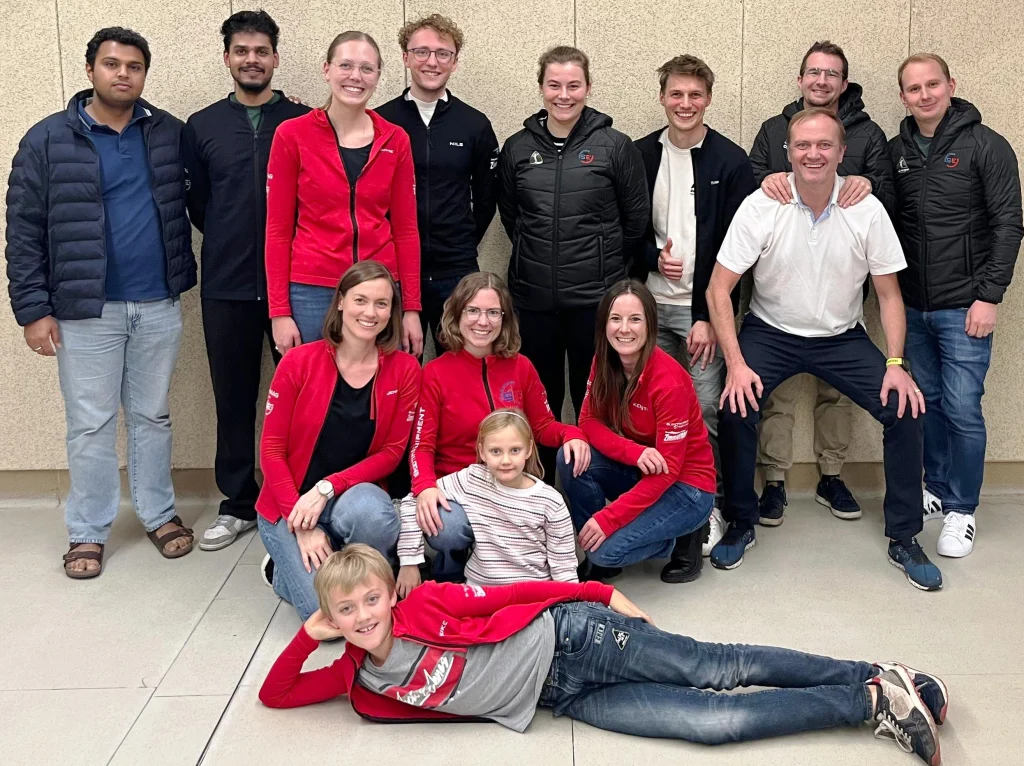 Mannschaft und Fans bei 1. Wettkampfwochenende in München
